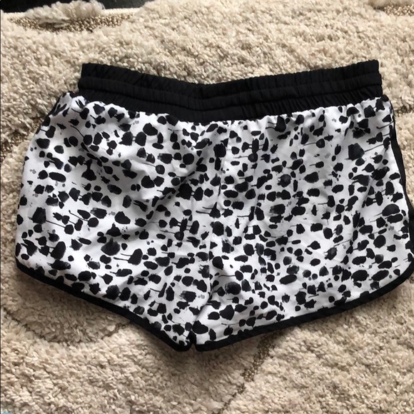 Women’s ADIDAS running shorts 3 stripe leopard - Picture 6 of 6